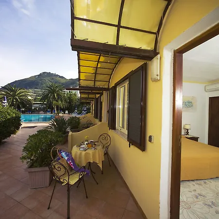 Le Canne Family & Отель Форио